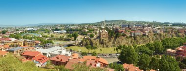 panarama Tiflis. Barış Köprüsü. Kura Nehri