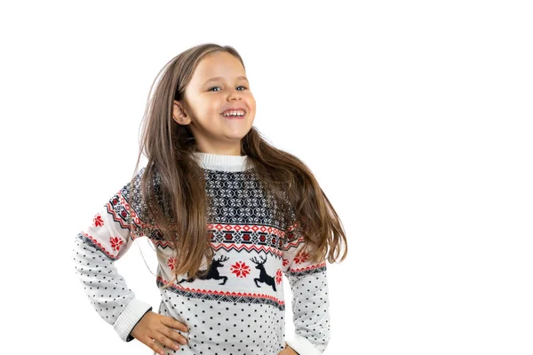 Retrato de risa, bailarina en suéter de punto blanco de Navidad con renos regocijándose en el acercamiento de las vacaciones, aislado sobre fondo blanco con espacio para copiar — Foto de Stock