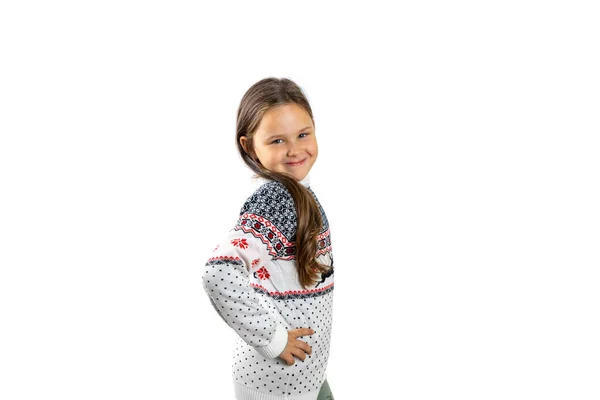 Linda, niña de seis años de edad, en suéter de punto blanco de Navidad con poses de renos con la mano en la cintura, aislado sobre fondo blanco — Foto de Stock