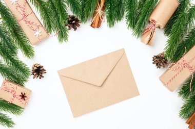 Noel ağacı dalları ve süslemeleri çerçevesinde Noel Baba 'ya mektup göndermek için el işi boş zarflardan alınmış.