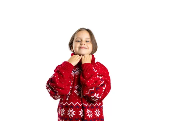 Retrato de niña sonriente y alegre en jersey de punto rojo de gran tamaño con renos preparándose e yendo a la fiesta de Navidad, aislado sobre fondo blanco — Foto de Stock