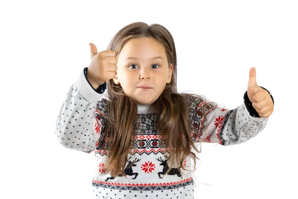 Retrato de salto, chica alegre en suéter de punto blanco de Navidad con renos dando pulgares hacia arriba, aislado sobre fondo blanco — Foto de Stock