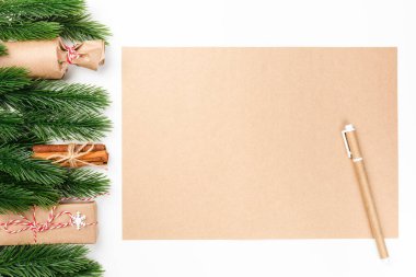 Noel arkaplanı fotokopi kağıdı tebrik kartı, el yapımı kalem ve noel süslemeleri.