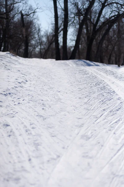 Paysage hivernal. La route est couverte de beaucoup de neige blanche après le blizzard, forêt avec route — Photo