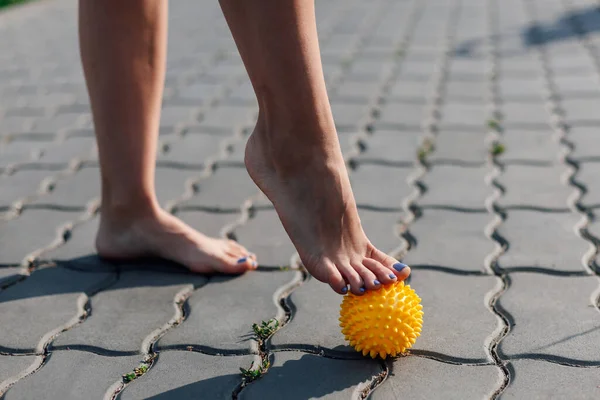 Massaggio di gomma chiodato per rilascio myofascial e miglioramento di sistema linfatico, gambe di donna in parco su pilates — Foto Stock