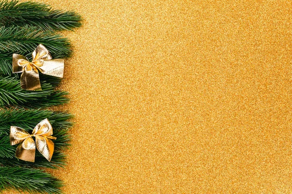 Oro, brillante fondo de Navidad aislado con espacio de copia con marco de ramas de árbol de Navidad, arcos — Foto de Stock
