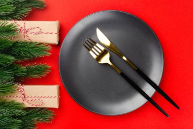 düz uzanmış noel masası süslü tabaklar ile süslenmiş ladin dalları ve el sanatları kağıdında hediyeler.
