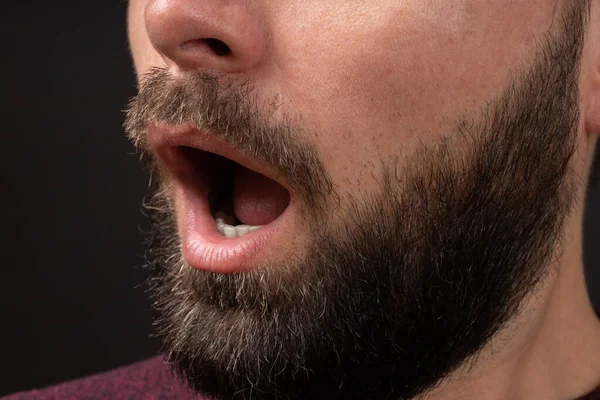 Primer plano de la boca abierta del joven barbudo sintiendo sorpresa, shock, emoción. Concepto de expresiones de emociones y sentimientos —  Fotos de Stock