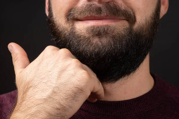 Primer plano de la cara joven toca limpio, barba gruesa negro recortado con la mano después de la piel y los procedimientos de cuidado del cabello en la barbería —  Fotos de Stock