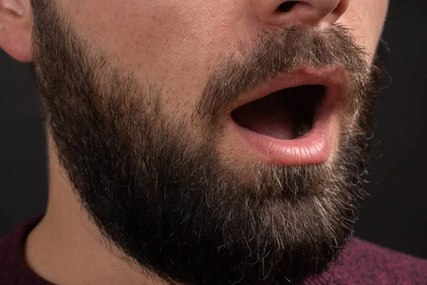 Retrato de cerca de la boca abierta del joven barbudo sintiendo sorpresa, shock, emoción. El concepto de expresiones de emociones y sentimientos —  Fotos de Stock