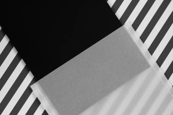 Etiqueta de etiqueta negra de cartón mate para artículos o tarjetas de visita vestidas con una caja de papel blanco transparente en el centro sobre fondo de cebra blanco y negro. Etiqueta de burla. Copiar espacio — Foto de Stock