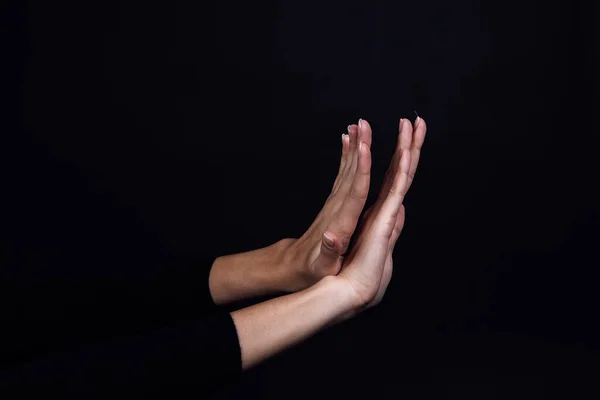 Σταυρωμένα χέρια ανθρώπου σε μαύρο φόντο που δείχνει στοπ. Ενδοοικογενειακή σωματική, ψυχολογική κακοποίηση, σχετική επιθετικότητα και αεριοποίηση. Αντιγραφή χώρου — Φωτογραφία Αρχείου
