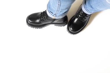 Kopya alanı olan izole sonbahar botları hem yuvarlak parmaklı erkekler hem de yuvarlak topuklu kadınlar için beyaz arka planda insan ayaklarına sert taban.