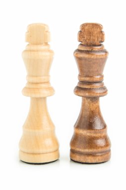 satranç oyunu. siyah ve beyaz Kral zafer, beyaz zemin üzerine izole için zorlu