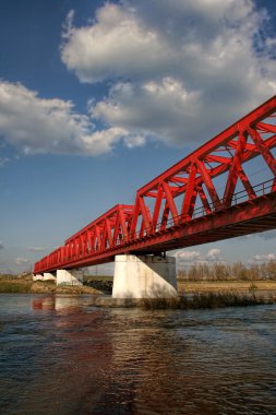 trenler tarafından büyük bir Nehri eskiden kırmızı metal geçiş Köprüsü