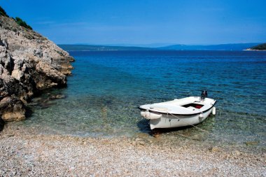 bir kayalık plaj tekne