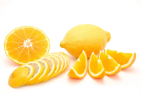 Mandarine, orange und rote Grapefruit in Scheiben geschnitten isoliert auf weißem Hintergrund — Stockfoto
