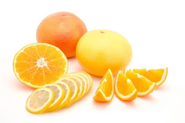 Grapefruit, orange und rote Grapefruit in Scheiben geschnitten isoliert auf weißem Hintergrund — Stockfoto