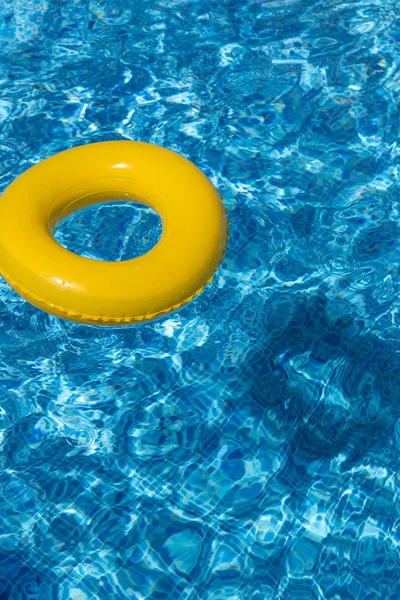 Flotador amarillo de la piscina, anillo de la piscina en la piscina refrescante azul fresco profundo —  Fotos de Stock