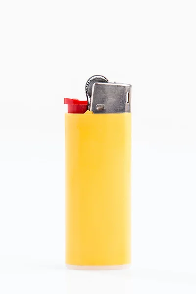 Gelbes Feuerzeug isoliert auf weißem Hintergrund — Stockfoto
