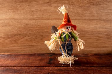 Tipik Brezilya Festa Junina yemekli ahşap masa. Espantalho