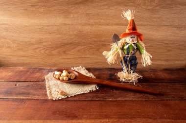 Tipik Brezilya Festa Junina yemekli ahşap masa. Espantalho