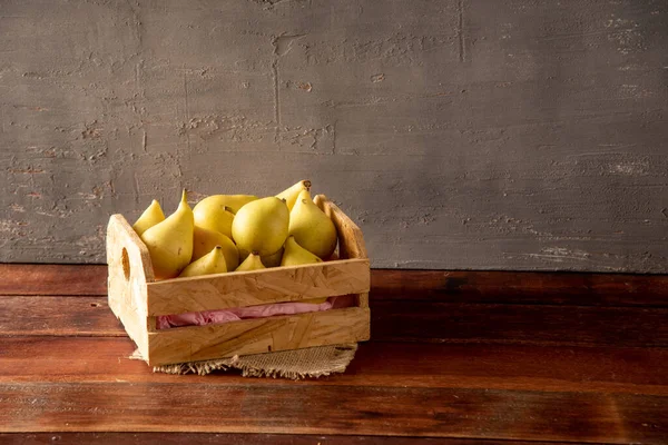 Birnen Auf Holztisch Fairer Schachtel — Stockfoto