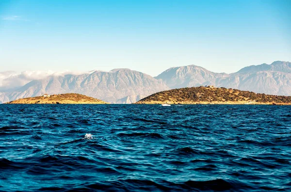 Widok Ciemnoniebieskie Faliste Morze Pasmo Górskie Dobry Wieczór — Zdjęcie stockowe