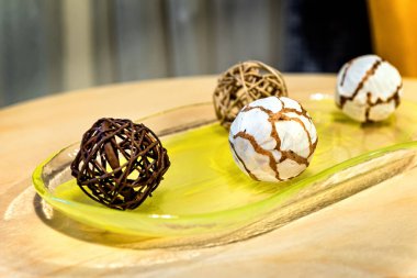 İç dekorasyon elementleri dokunmuş hasır toplar, seçici odaklanma.