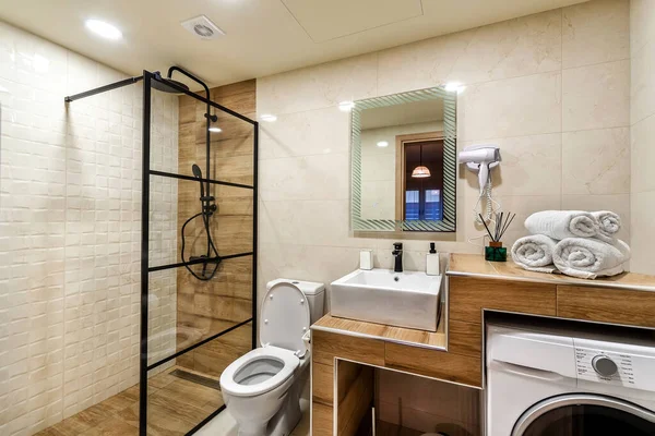 酒店或公寓的室内设计或家庭标准现代浴室 带有黑色雨头 手持淋浴器 洗衣机 背光镜子 有选择的重点 — 图库照片