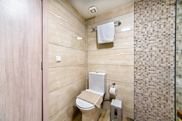 现代Wc与马桶碗 毛巾以上 米黄色墙壁 米黄色 旅馆或公寓或住宅的室内设计 — 图库照片