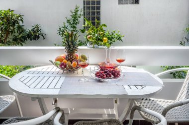 Gri ve kahverengi renkli modern banyo köşesinde beyaz kase cam duş kabini, duvara musluk takılı, kare ayna. Seçici odak.