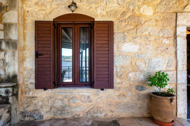 Ayrıca bitki otuyla kaplı taştan bir kulübenin ön cephesi. Yunanistan, Girit.