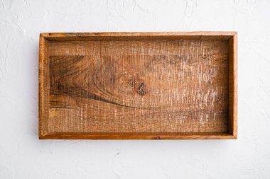 Metin ya da yiyecek için kopyalama alanı olan boş, siyah tahta kutu seti, beyaz taş masa zemininde, üst görünüm düzlüğü