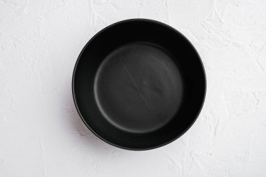 Siyah kase seti, metin veya yemek için kopyalama alanı, metin veya yiyecek için kopyalama alanı, üst görünüm düz, beyaz taş masa arkaplanı