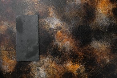 Metin ya da yiyecek kopyalama alanı için metin ya da yiyecek için metin taşı kesme tahtası seti, üst görünüm düz, eski koyu kırsal masa arkaplanı