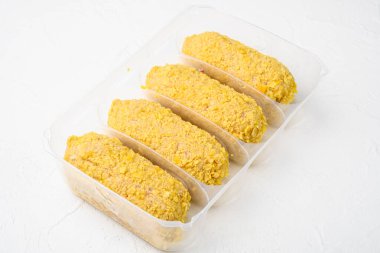 Beyaz taş masa zemininde plastik pazar konteynırında üretilmiş pirzola seti, metin için kopyalama alanı