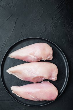 Siyah arka planda tavuk göğsü, fotokopi alanı olan düz bir yer.