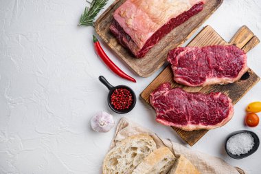Çiğ biftek köftesi malzemeleri, mermer et, beyaz arka plan, üst görünüm, metin için kopyalama alanı