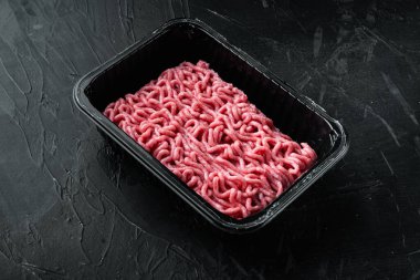 Siyah taş zemin üzerinde, paketleme setinde kıyma.