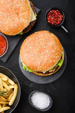 Siyah desenli arka planda sığır burger, üst görünüm.