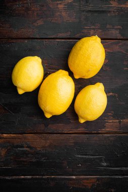 Tüm limon seti, eski koyu ahşap masa arkaplanı üzerine, metin için kopyalama alanı ile
