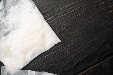 Porsiyon çantalarda pirinç basmati seti, eski koyu ahşap masa arkaplanı, eski siyah ahşap masa arkaplanı, üst görünüm düz, metin için kopyalama alanı ile