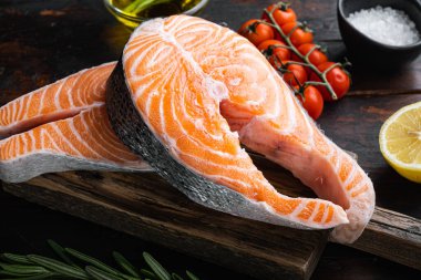 Eski ahşap masada, otlu kırmızı balık alabalığı dilimi..