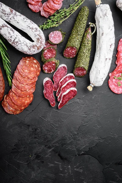 Set Salumi Stagionati Secchi Salsicce Spagnole Fette Tagli Fondo Nero — Foto Stock