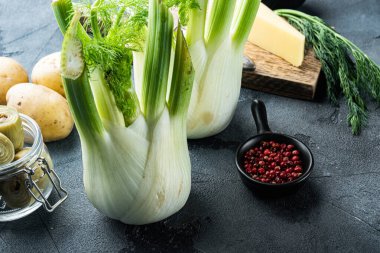 Rezene soğanları, gri arkaplanda.