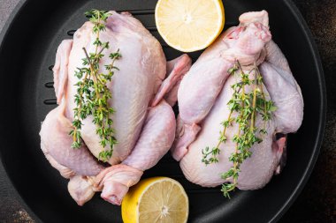 Çiğ organik, bütün tavuk etini ızgara tavasında, eski kırsal arka planda, üst manzarada.