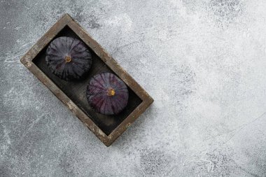 Olgun İncir seti, gri taş masa arkaplanı, üst görünüm düz yatay, metin için kopyalama alanı