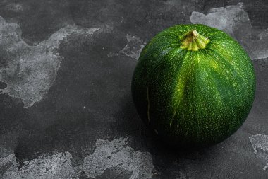 Taze sebze kabağı seti, siyah taştan masa arkaplanı, metin için kopyalama alanı