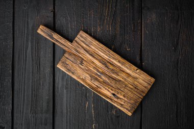 Çizilmiş kesme tahtası seti, üst görünüm düzlüğü, metin veya yemek için kopyalama alanı, siyah tahta masa arka planı